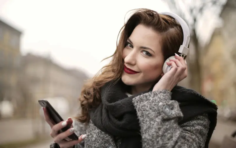 Skullcandy Icon ANC Headphone girl Img
